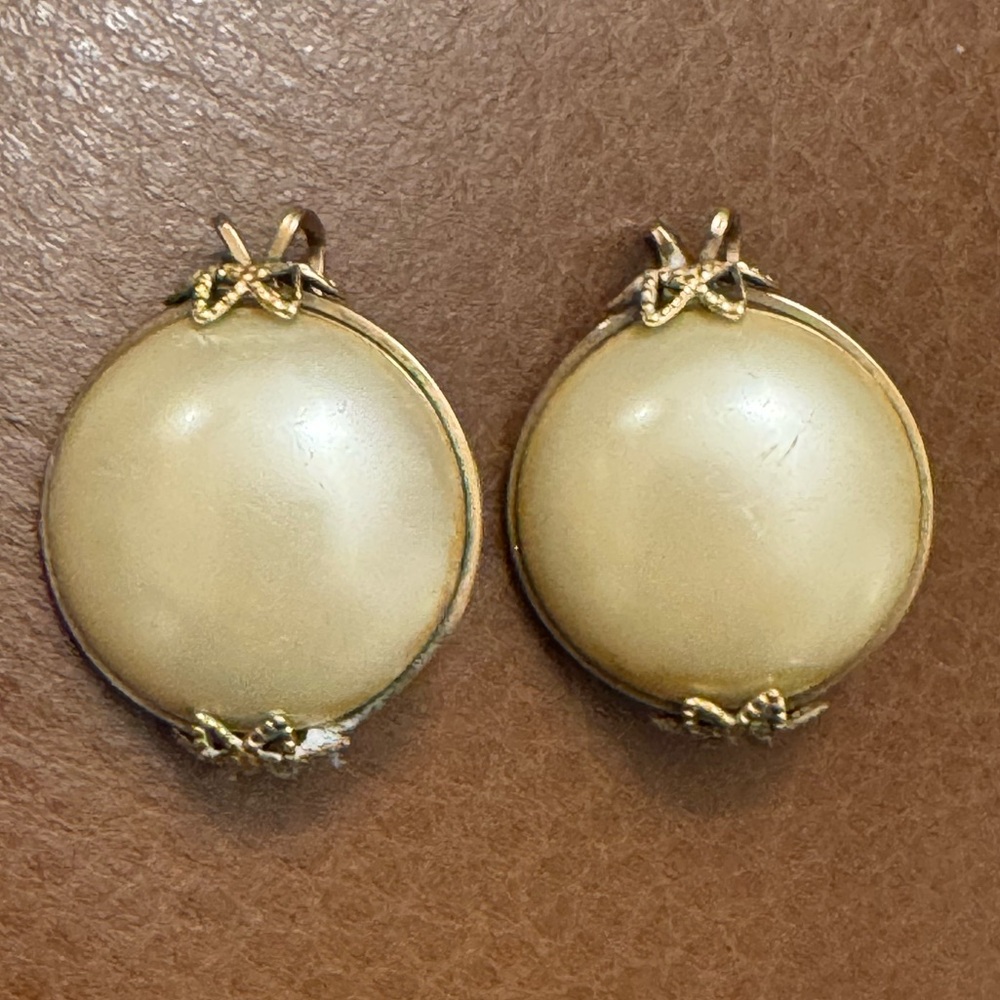 VTG Hillcrest/castlecraft faux pearl & gold tone  slide on wire hook earrings
